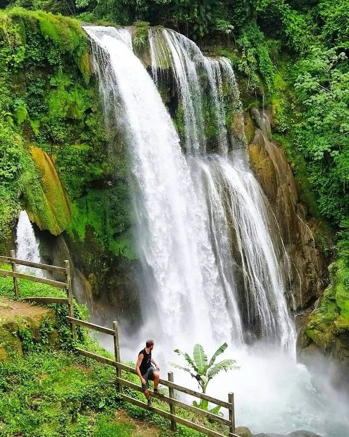 Cascada entre la selva de Honduras con un visitante en el mirador